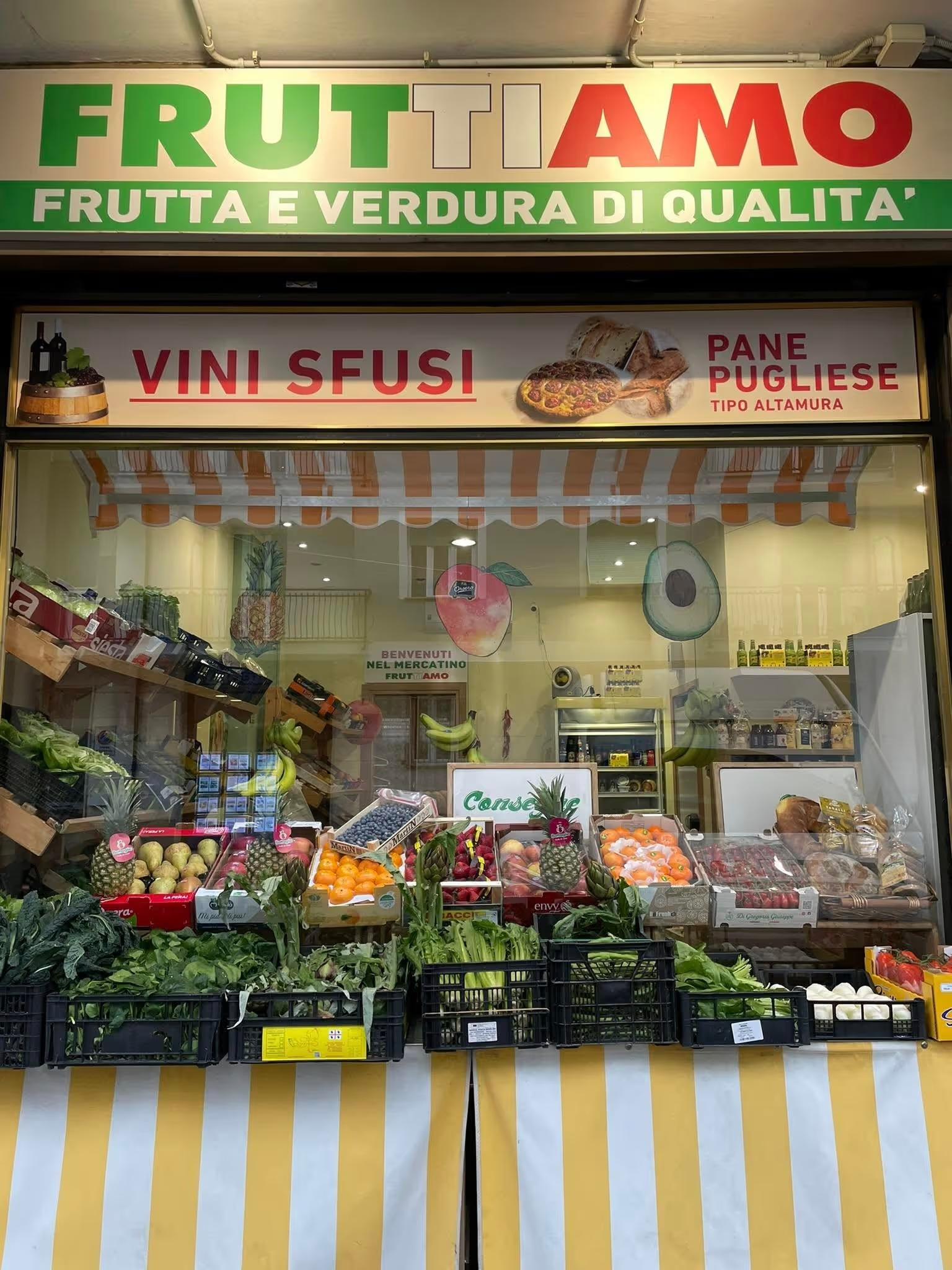 La vetrina di Fruttiamo a Collegno, con cassette di frutta e verdura fresca