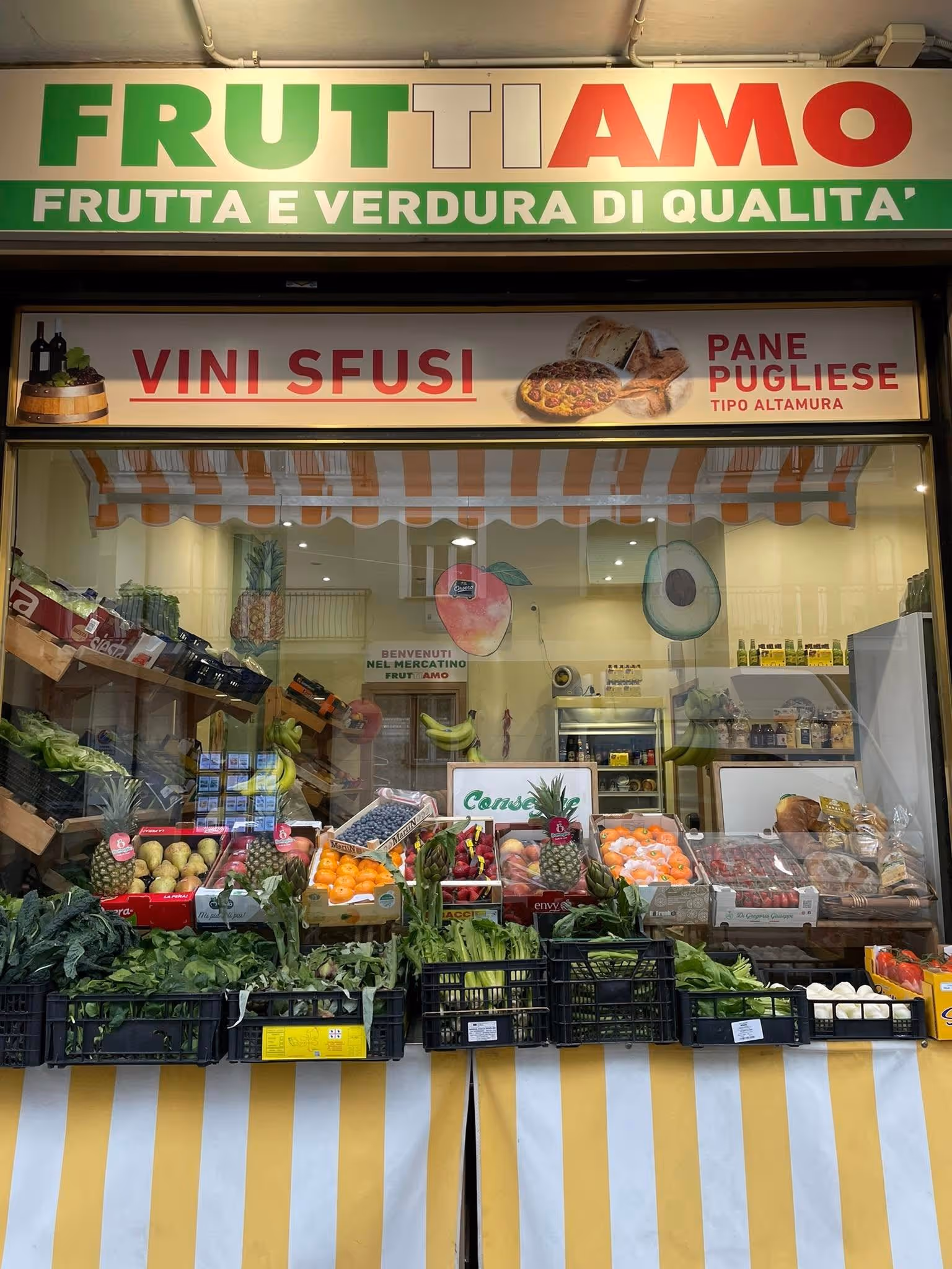Negozio di prodotti tipici locali con esposizione di frutta, verdura e specialità tradizionali